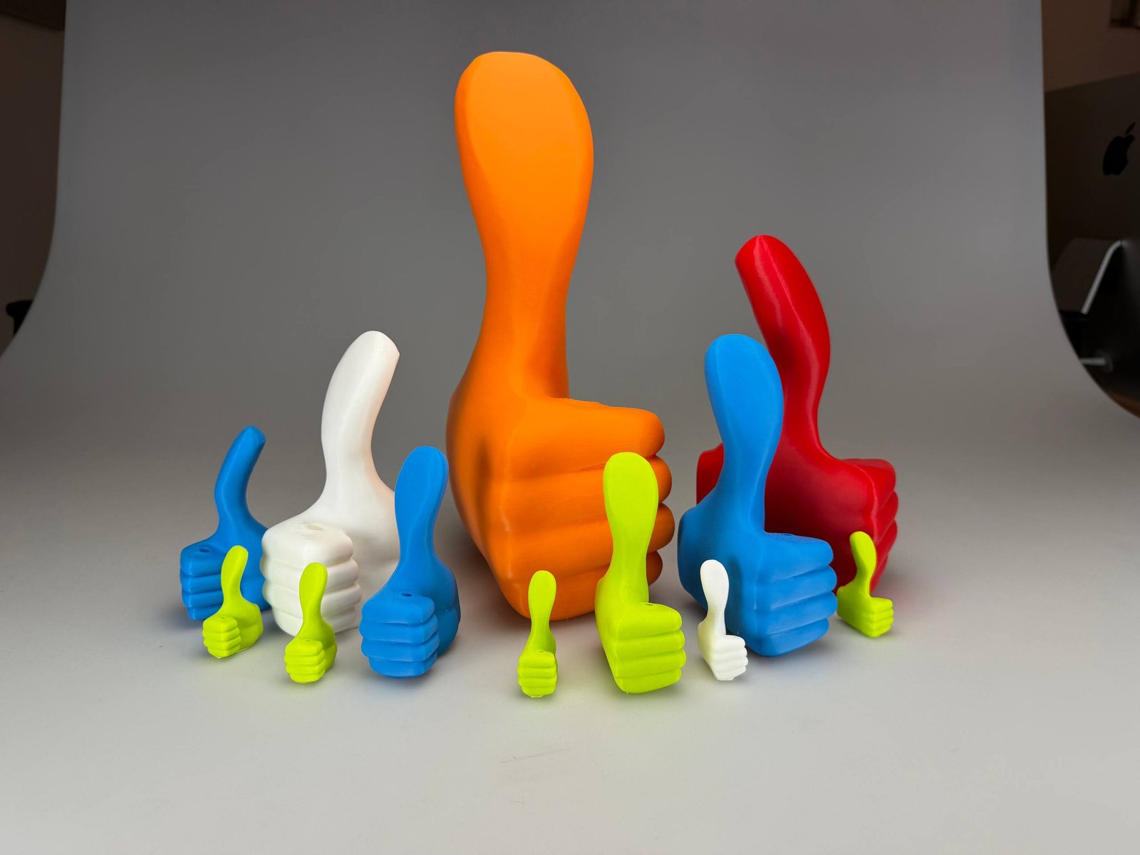 Dieselbe 3D-gedruckte Grundform in mehreren Größen und Farben als Muster für eine abgestufte Serie