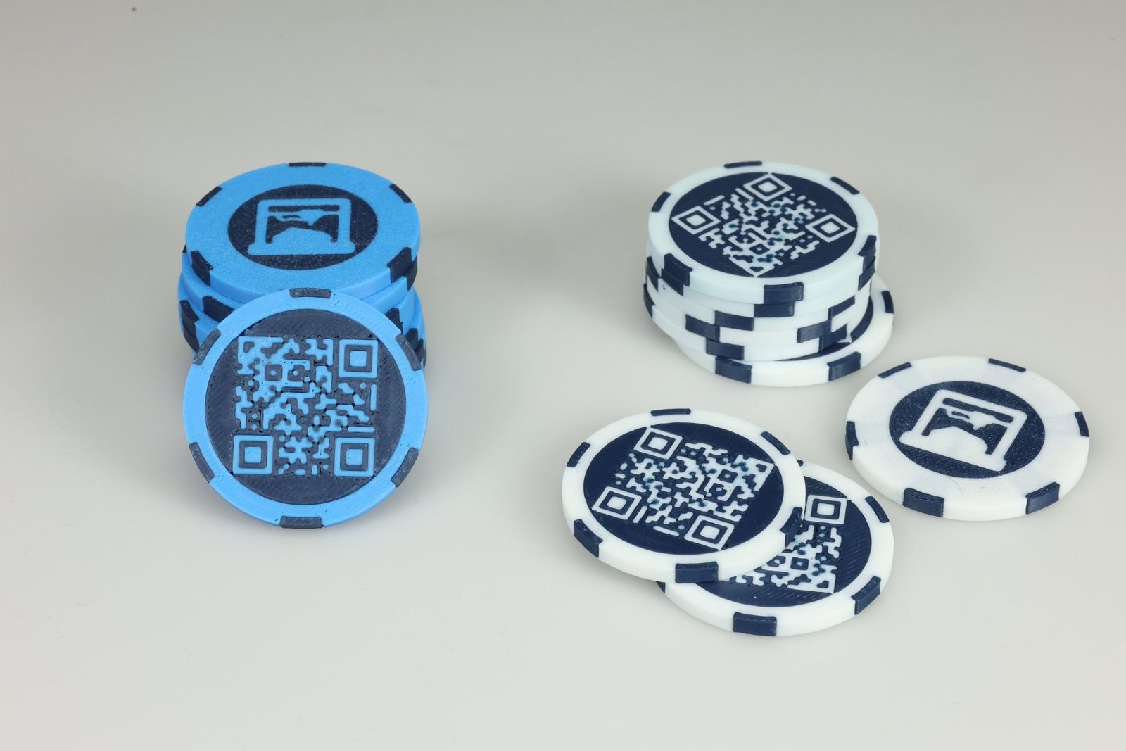 3D-gedruckte Chips mit integriertem QR-Code und Markenlogo