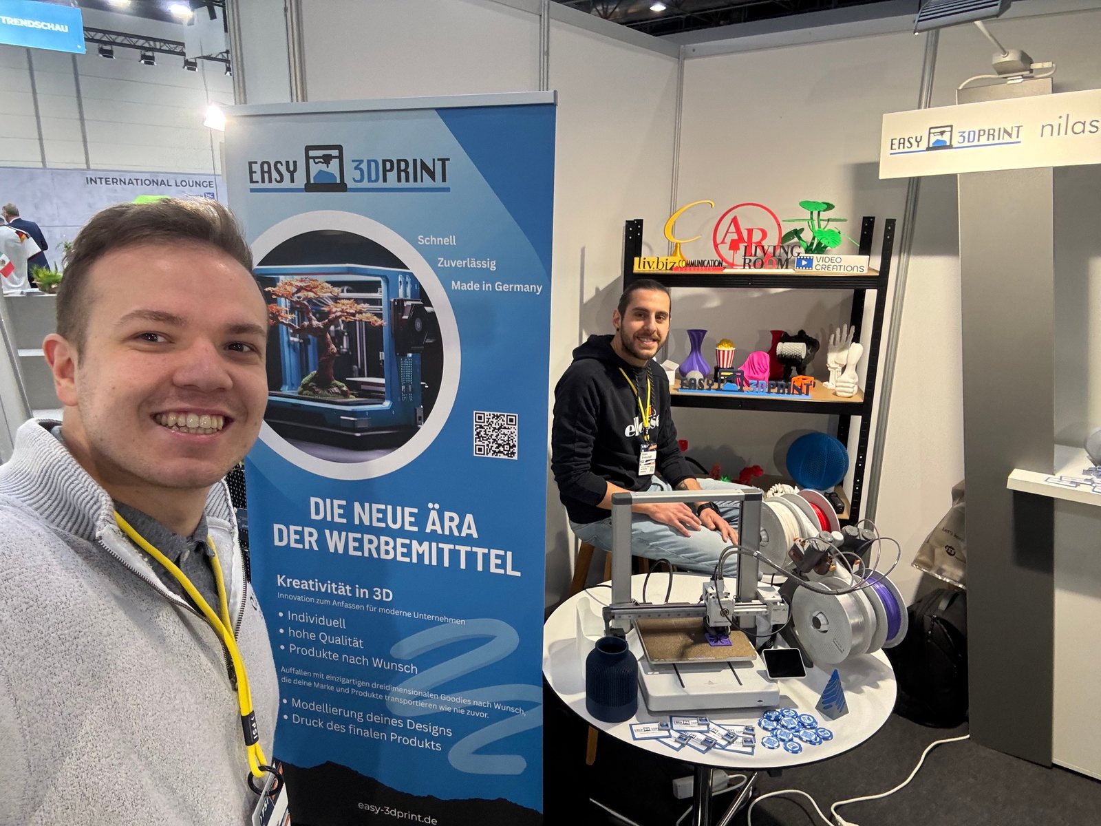 Das Team von Easy 3DPrint am eigenen Messestand mit laufenden 3D-Druckern